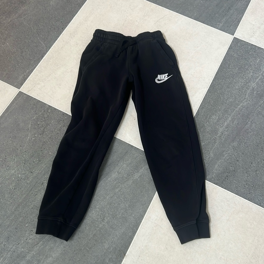 Nike boys Medium joggers in black